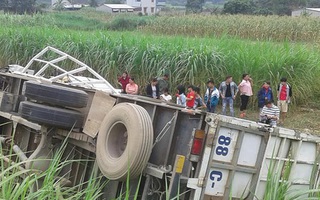 Hòa Bình: Người dân cùng giải cứu hai người mắc kẹt trong xe tải khi va chạm với xe khách