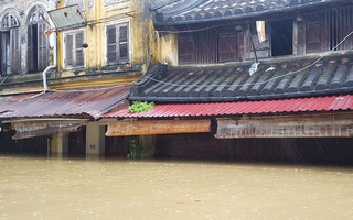 Hội An nước ngập đến nóc nhà, dân bắt đầu sơ tán