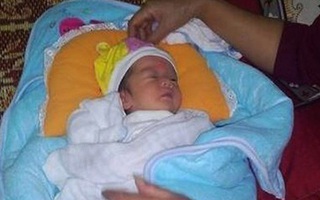 Bé gái trong thùng mì tôm và lời nhắn nhờ nuôi của người mẹ trước khi bỏ đi