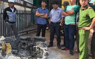 Chồng đánh vợ giữa phố rồi mở bình xăng đốt luôn xe máy