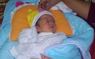 Nghệ An: Phát hiện bé gái sơ sinh còn nguyên dây rốn bị bỏ rơi bên bờ suối