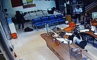 Clip: Đối tượng hét lớn "trước sau gì cũng chết" rồi bất ngờ nổ súng bắn bảo vệ, cướp ngân hàng ở Đắk Lắk