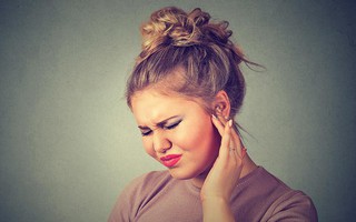 Ai bảo chỉ trẻ em mới bị nhiễm trùng tai, chị em cũng rất dễ mắc bệnh bởi những lý do đơn giản thế này