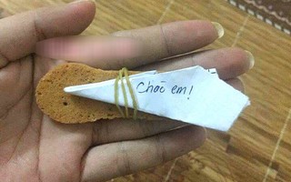 Cứ ngỡ "nam nhân giấu mặt" nhà bên gửi thư tình, cô gái liền mở ra xem, nội dung thư khiến cô choáng váng