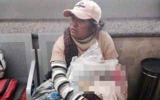 Người phụ nữ lấm lem ôm con trong bọc ni lông và câu chuyện đằng sau khiến ai cũng hoảng hốt