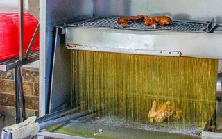 Khám phá tiệm cơm gà xối mỡ công nghệ cao xịn vô đối ở Sài Gòn