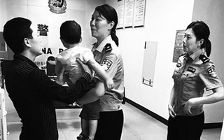 Vừa mới nhận việc, nhân viên bắt cóc luôn con trai chủ nhà, nghe xong lý do ai cũng ngã ngửa