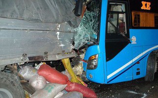 Đâm xe liên hoàn trên quốc lộ, 13 người thương vong