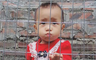 Giao con gái cho chồng để đi chợ, mẹ trẻ suýt xỉu khi thấy cảnh tượng này