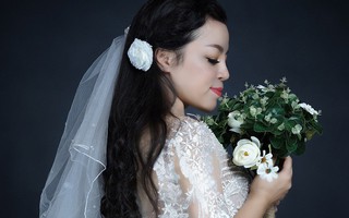 NSƯT Tố Nga phải nhắm mắt nhịn cười khi đóng cảnh tình cảm trong MV mới