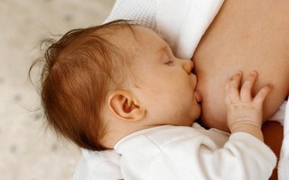 Chuyên gia gợi ý cách xử lý rắc rối mẹ nào cũng gặp phải khi cho con bú