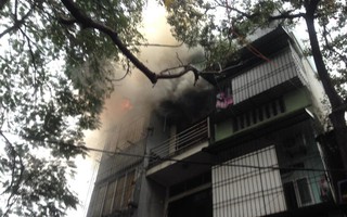 Hà Nội: Cháy lớn tại 2 ngôi nhà trên phố Trần Khát Chân