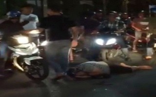 Bị đánh hội đồng vì dọa "dùng tiền ném chết người"