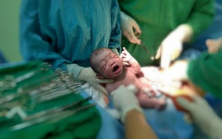 Cần Thơ: Vừa lọt lòng, bé trai sơ sinh thụ tinh trong ống nghiệm đã vẫy tay chào bác sĩ