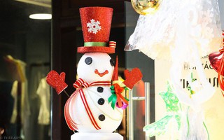 Thị trường đồ trang trí Noel: Xuất hiện nhiều món "khủng" với giá tiền triệu vẫn hút khách