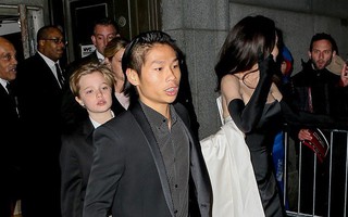 Chẳng cần Brad Pitt, Angelina Jolie giờ đã có con trai nuôi Pax Thiên bảnh bao hộ tống tại sự kiện