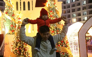 Hà Nội rét căm căm, hàng nghìn người dân vẫn ùn ùn kéo đến TTTM trong đêm "check in" trước lễ Giáng sinh
