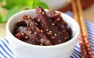Sắp Tết rồi, hãy cẩn trọng để tránh mua phải thịt bò khô làm từ phổi lợn, thịt thối tẩm hóa chất