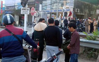 Hà Nội: Băng qua đường tàu không quan sát, chồng tử vong, vợ khóc ngất