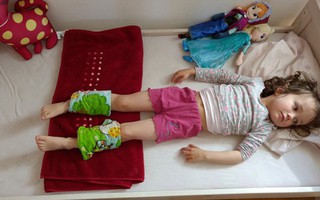 "Buộc khăn bắp chân" - Phương pháp hạ sốt cho con của mẹ Đức, các mẹ đã biết chưa?
