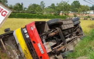 Tránh xe máy, xe buýt lật xuống ruộng khiến hơn 20 người thương vong