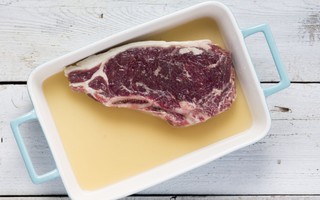 Chỉ 1 lần đổ giấm lên thịt, bạn được đến 2 công dụng quá tuyệt vời