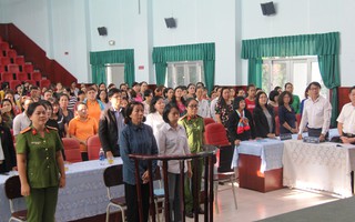 Đánh đập nhấn đầu trẻ vào thùng nước, các bảo mẫu nhận mức án 3 năm tù giam qua phiên tòa giả định