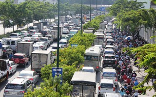 TP.HCM: Hàng ngàn phương tiện chôn chân trên đại lộ Phạm Văn Đồng hướng về sân bay Tân Sơn Nhất