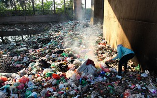 Truy tìm "kẻ" hàng đêm đổ trộm rác ngay dưới chân cầu Thăng Long