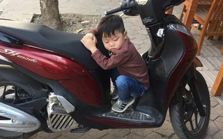 Phì cười với cậu bé mải giữ của mà ngủ quên trên xe mẹ lúc nào không hay
