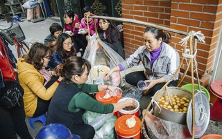 Gánh chè trôi nhân thịt 30 năm nép bên ngõ Đê Tô Hoàng, chừng 2 tiếng bán cả chục thùng hết veo