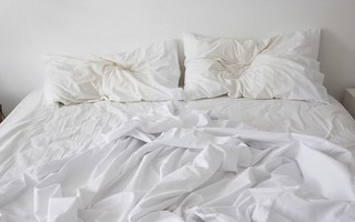 Không phải cho vào máy là xong, drap giường thay xong phải giặt thế này mới gọi là sạch sẽ
