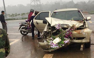 Phú Thọ: Xe cưới gặp tai nạn bẹp dúm đầu khi đang đưa cô dâu về nhà chồng