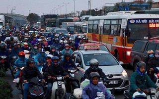 Hà Nội: Người dân tiếp tục về quê nghỉ Tết Dương lịch, đường cao tốc quốc lộ 5 ùn tắc kéo dài hàng km