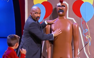 Steve Harvey sợ thót tim khi bị 2 cô cậu bé này bắt ông làm bia phóng dao