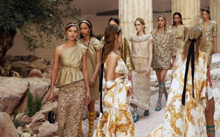 Hết đưa người xem lên vũ trụ, Chanel lại biến runway thành Hy Lạp cổ đại