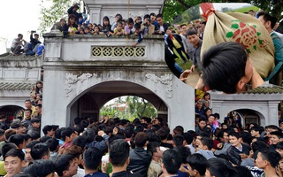 Hàng trăm nam thanh niên lao vào cướp một cái chiếu cói để mong sinh... quý tử