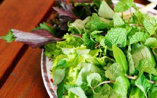 Rau thơm dùng không hết thì cho vào hộp đầy nước rồi cất ở nơi này, đảm bảo tươi lâu cả nửa tháng