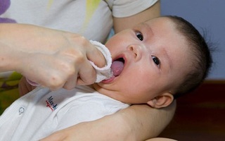 Nghe lời ông bà xưa rơ lưỡi cho con bằng cách này, bố mẹ có thể khiến con bị ngộ độc nguy hiểm