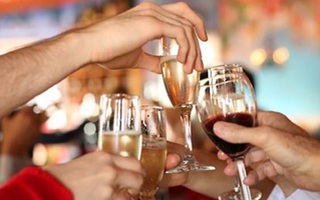 Nguy cơ ngộ độc vì thói quen ngâm rượu uống Tết