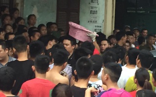 Hàng trăm người la hét khi người mẹ về nhà để dựng lại hiện trường vụ án cháu bé 33 ngày tuổi bị giết
