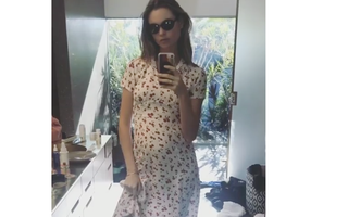 "Thiên thần" Behati Prinsloo hạnh phúc khoe bụng bầu trong mẫu váy Cherry, dự đoán sẽ gây bão trong thời gian tới