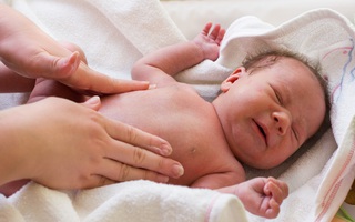 Có 10 triệu chứng "cờ đỏ" sau, hãy đưa con đi khám bác sĩ ngay