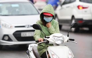 Hà Nội: Người đi đường co ro vì đầu hè bất ngờ trở lạnh như mùa đông