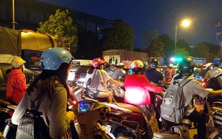 Hà Nội: Đường Đỗ Đức Dục tắc nghẽn hơn 2h, ô tô xe máy "chôn chân" tại chỗ