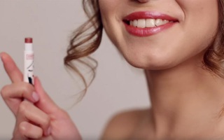 Tá hỏa vì dùng son dưỡng mãi vẫn khô môi: Đây mới là sự thật bạn cần biết!
