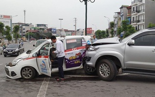 Xe "điên" 7 chỗ gây tai nạn liên hoàn khiến 2 người phụ nữ và 1 trẻ nhỏ nhập viện