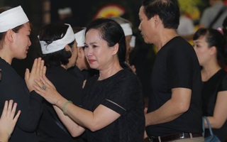 Lan Hương "Sống chung với mẹ chồng" nghẹn ngào tại đám tang của nghệ sĩ Duy Thanh