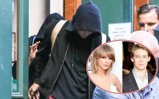 Taylor Swift lụp xụp mũ áo, núp sau lưng bạn trai nhất định không lộ diện