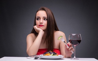Hãy soi gương và nhìn kỹ: Biểu hiện trên mặt sẽ cho thấy bạn đang thiếu chất gì